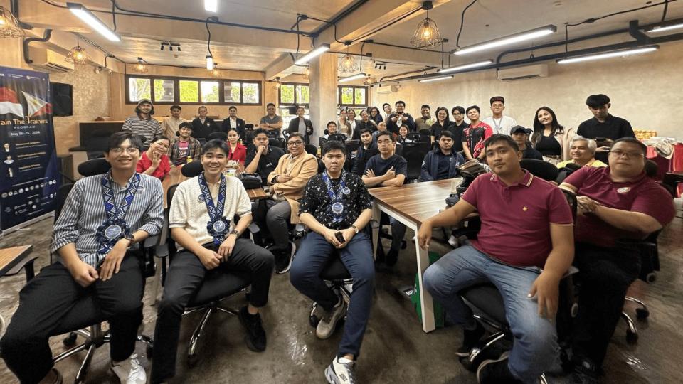 Foto bersama peserta program Train the Trainers untuk pendidikan blockchain di Mindanao.